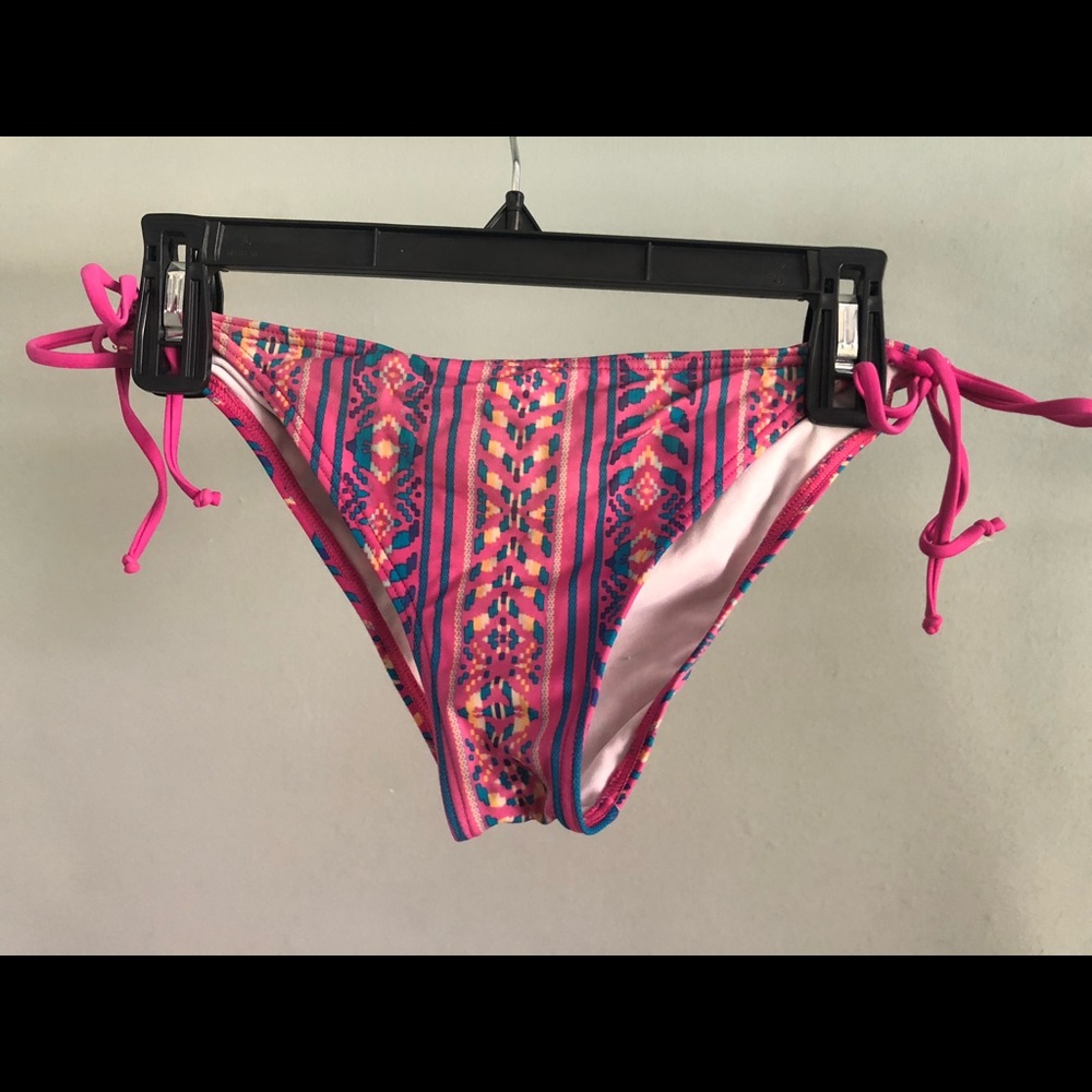 Bikini - Picture 3 of 4